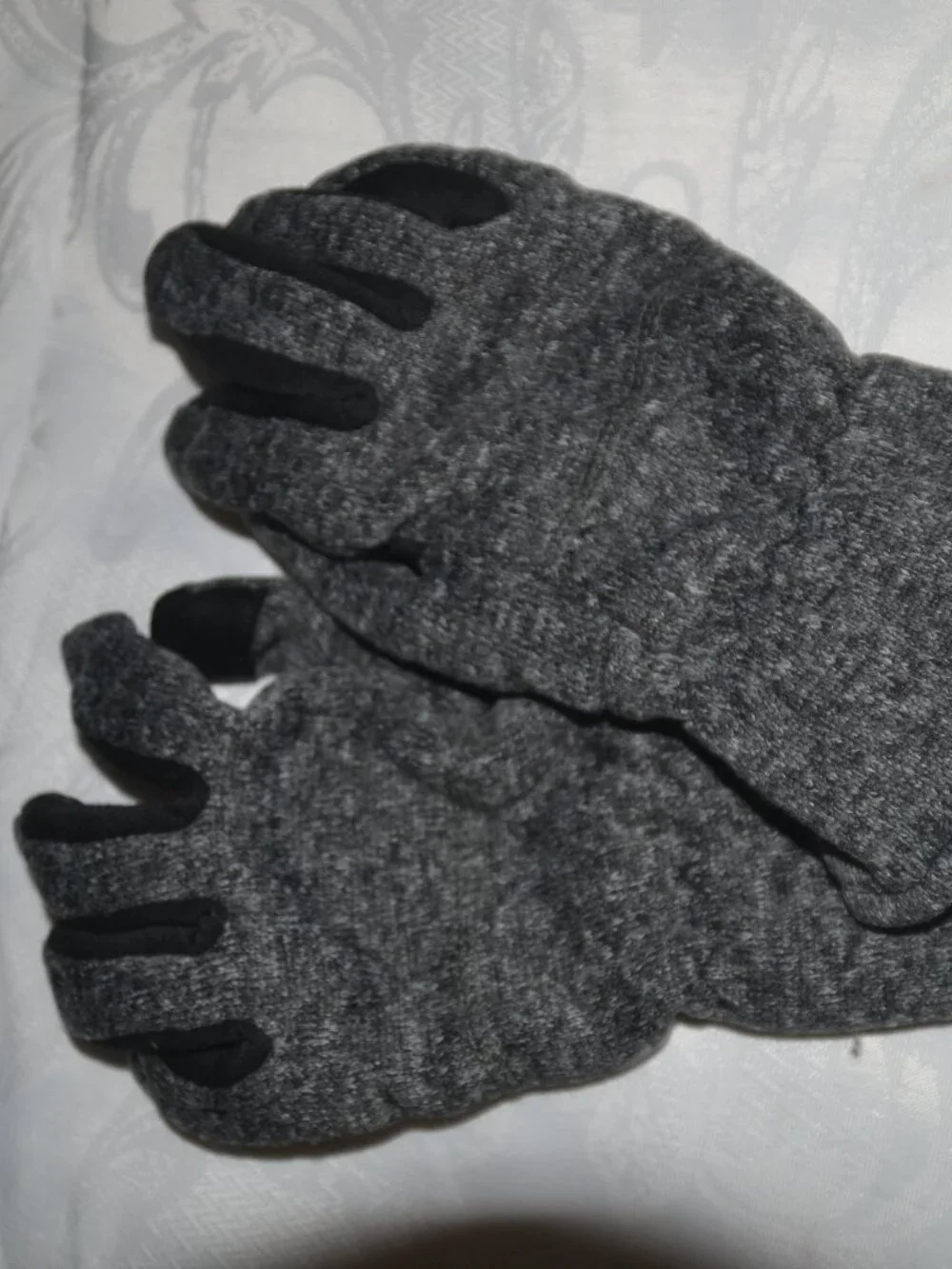 3M insulate gray gloves with touch screen finger pads
